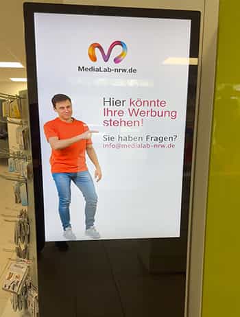 Digitale Werbestele im Einzelhandel Brüggen